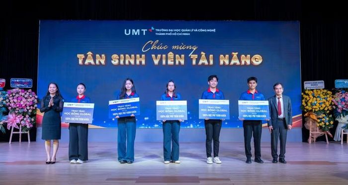 Trường trao học bổng cho tân sinh viên tài năng để khuyến khích học tập. Ảnh: NTCC.