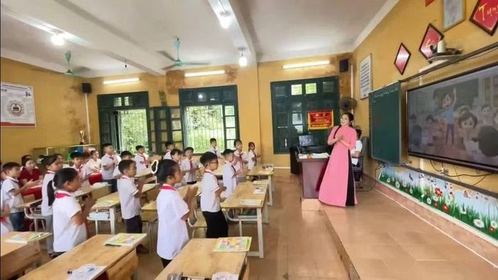 Cô và trò Trường Tiểu học và THPT Năng Khả, xã Nà Hang.