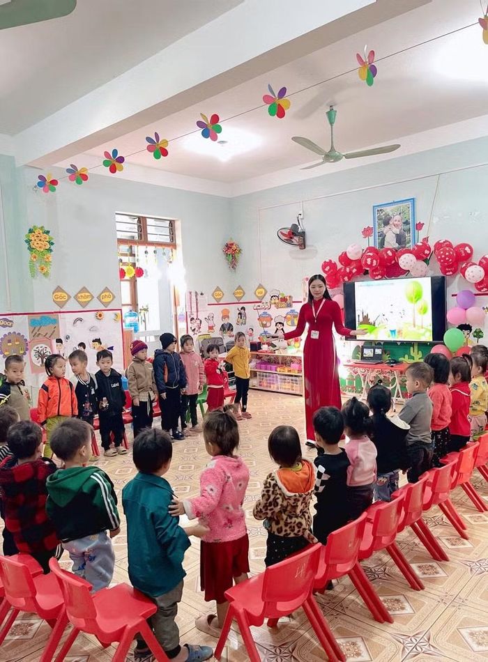Cô và trò Trường Mầm non Pải Lủng.