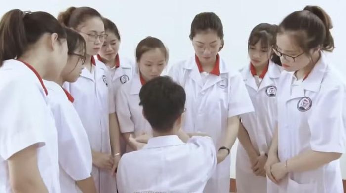 Sinh viên Cao đẳng Điều dưỡng TUMP được rèn luyện kỹ năng thực hành toàn diện, tự tin lập nghiệp.