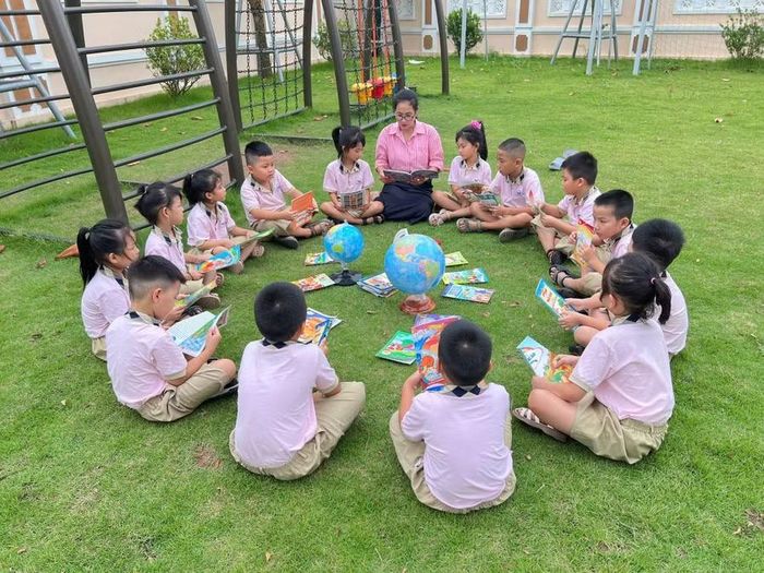 Học sinh Trường Tiểu học Cửa Nam (Nam Định, Ninh Bình) tham gia tiết học đọc sách ngoài trời.