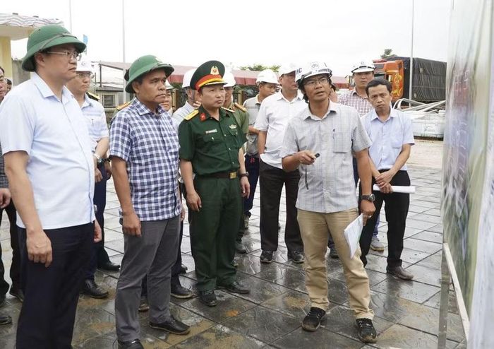 Đại diện Chủ đầu tư báo cáo tiến độ thi công các công trình. Ảnh: Vân Tuyền, Cổng TTĐT tỉnh Quảng Ngãi