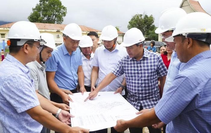 Bí thư Tỉnh ủy Hồ Văn Niên và Chủ tịch UBND tỉnh Nguyễn Đức Tâm kiểm tra tiến độ xây dựng các công trình. Ảnh: Vân Tuyền, Cổng TTĐT tỉnh Quảng Ngãi