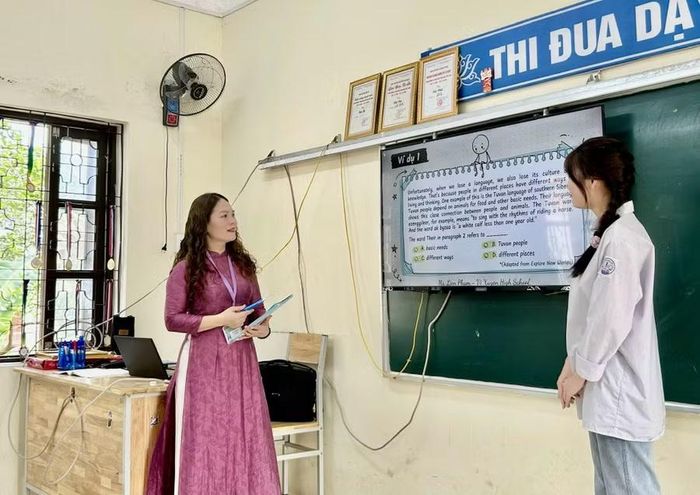 Cô Phạm Thị Liên trong giờ giảng dạy Tiếng Anh trên lớp. Ảnh: NVCC.