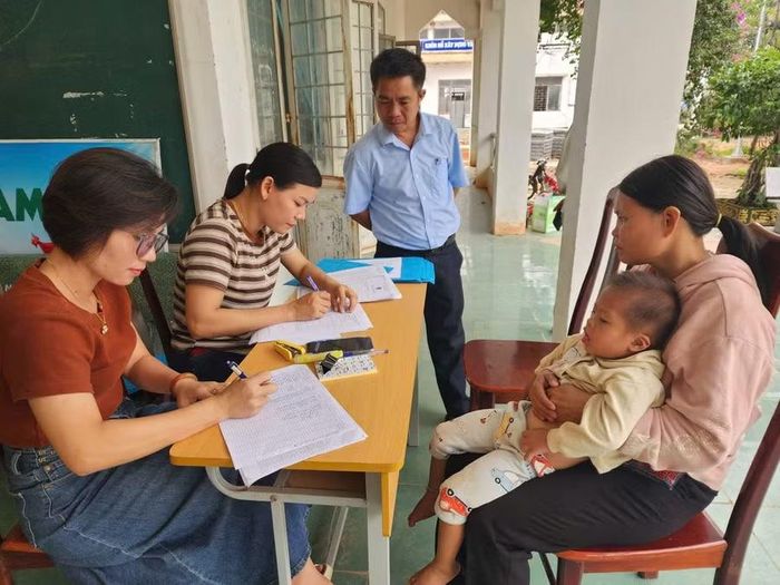 Thầy cô trường liên cấp hướng dẫn phụ huynh, học sinh làm thủ tục tuyển sinh đầu cấp. (Ảnh: TT)