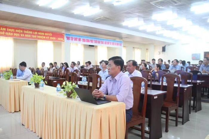 Đại biểu dự tập huấn, bồi dưỡng lý luận, chính trị.