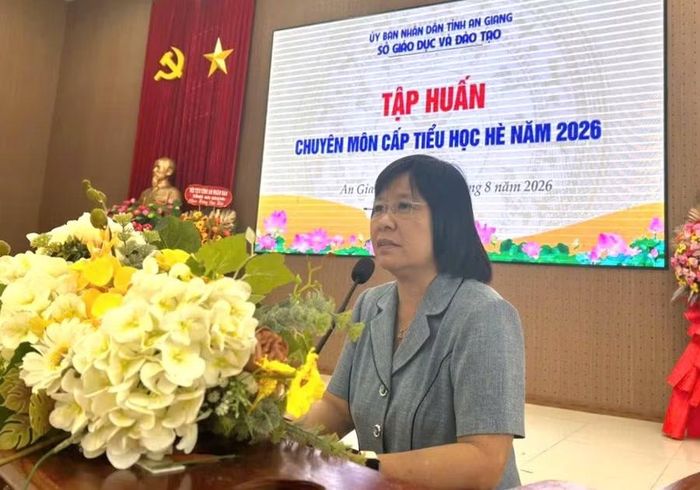Bà Trần Thị Tuyết Hạnh, Phó Trưởng phòng Giáo dục Phổ thông (Sở GD&ĐT An Giang) triển khai nội dung tập huấn.