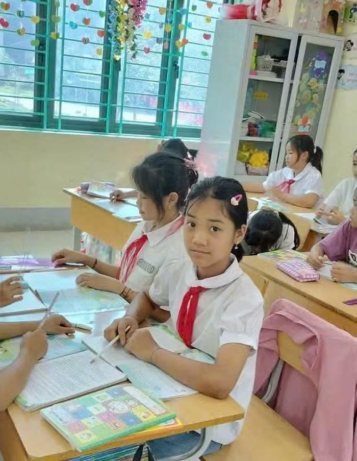 Em Bùi Thị Bảo Yến (do chị Dương Thanh Thủy nhận đỡ đầu) trong một buổi học trên lớp.
