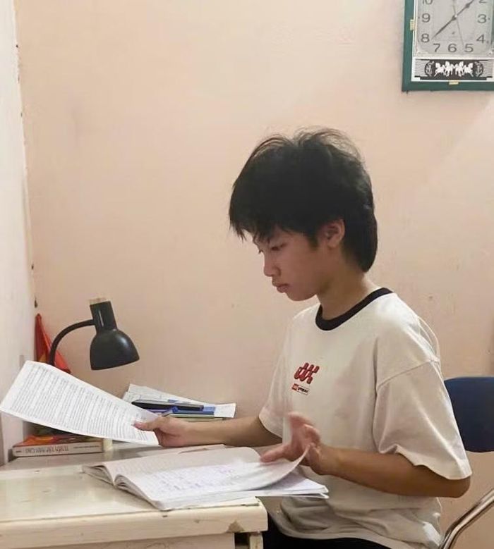 Trần Ngọc Hân, học sinh lớp 8A4, Trường THCS Trần Can tranh thủ ôn bài trong dịp hè.