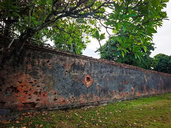 Dấu vết của thời gian và chiến tranh trên bờ tường Hoàng thành xung quanh Đại Nội Huế.