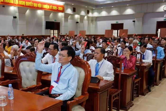 Đại biểu biểu quyết tại Đại hội.
