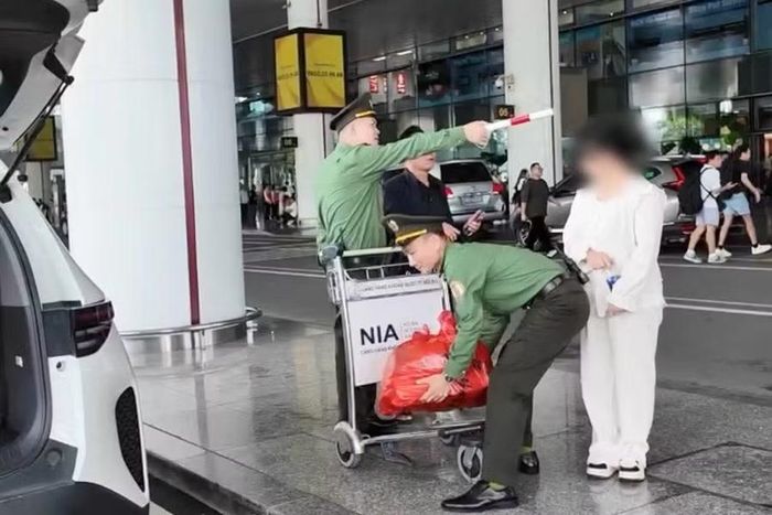 Cơ quan chức năng hỗ trợ chị H.T.M trở về. (Ảnh: CATQ)