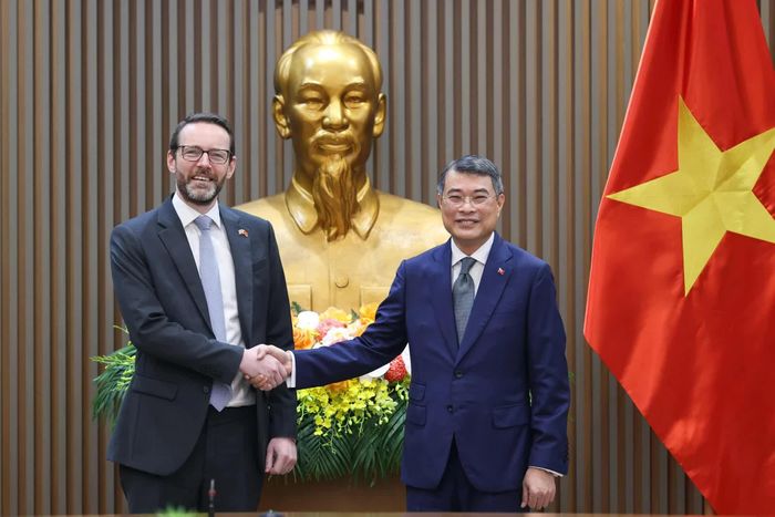 Việt Nam và Anh đều coi trọng hợp tác trong những lĩnh vực mới nổi như chuyển đổi số, trí tuệ nhân tạo, tài chính xanh và tăng trưởng bền vững. Theo Đại sứ, ngoại giao Việt Nam cần phát huy vai trò như thế nào trong việc huy động các nguồn lực quốc tế, phục vụ các mục tiêu phát triển của đất nước?