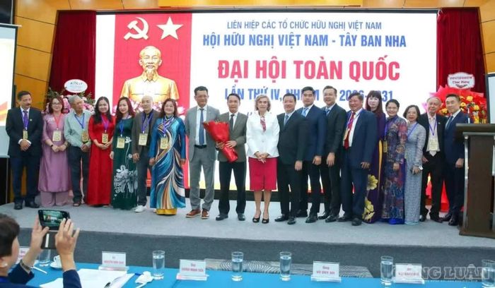 Đại sứ Tây Ban Nha tại Việt Nam Carmen Cano de Lasala cùng lãnh đạo Liên hiệp các tổ chức hữu nghị Việt Nam tặng hoa chúc mừng Ban Chấp hành Hội Hữu nghị Việt Nam-Tây Ban Nha khóa IV và chụp ảnh lưu niệm. (Nguồn: Báo Công luận)