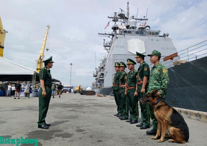 Đại tá Phan Văn Thí giao nhiệm vụ cho lực lượng đảm bảo an ninh cho đoàn tàu sân bay USS George Washington. Ảnh: Trúc Hà