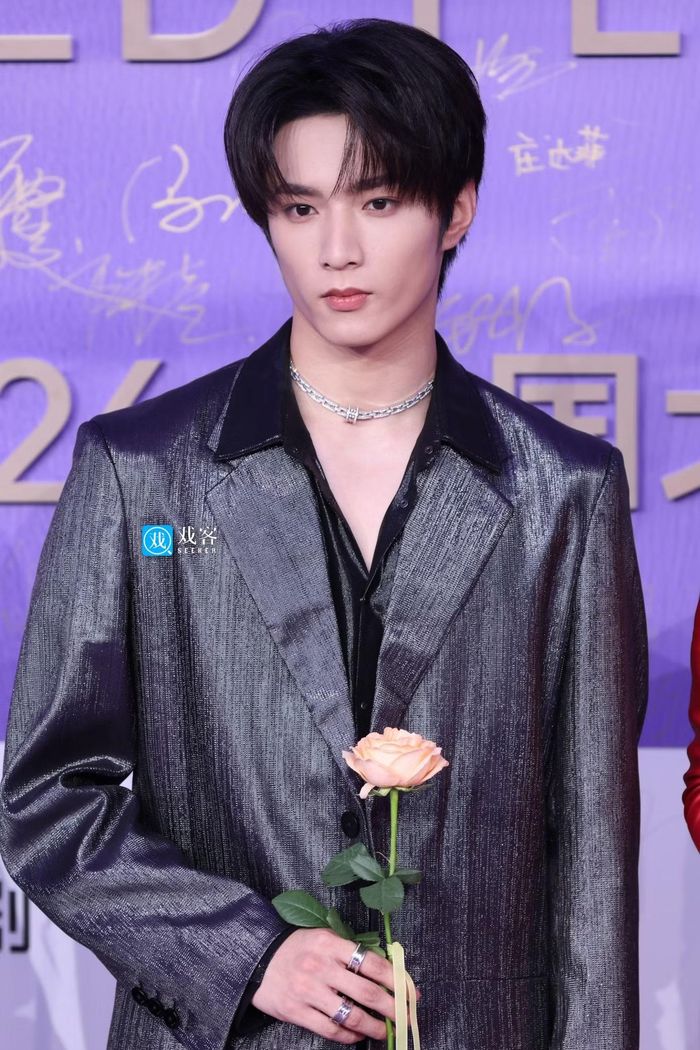 Tô Hữu Bằng được khen ngợi trẻ trung khi xuất hiện trên thảm đỏ. Lưu Diệc Văn (trái) là ngôi sao điện ảnh mới đang được đạo diễn Trương Nghệ Mưu nâng đỡ.