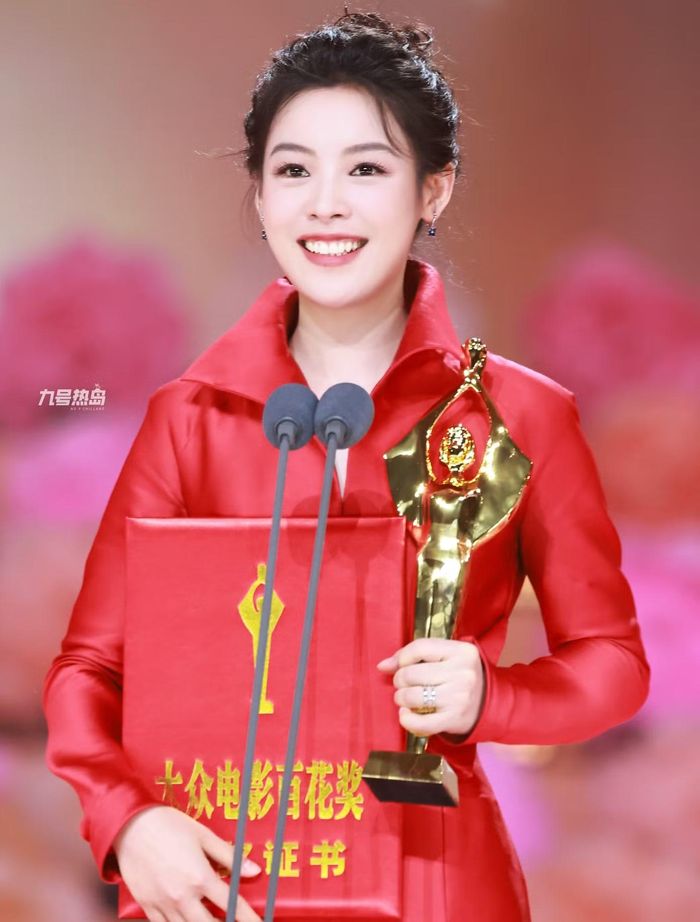 Ví dụ ở hạng mục Nữ phụ xuất sắc nhất, người chiến thắng là nữ diễn viên gạo cội Tát Nhật Na (ảnh trái, phim Bắt búp bê) với 42 phiếu bầu chọn. Tuy nhiên, trong số các đề cử, Lưu Thi Thi chỉ nhận một phiếu, Dương Ân Hựu nhận về vỏn vẹn 2 phiếu bầu. Sự chênh lệch phiếu bầu chọn lớn khiến khán giả cho rằng các đề cử thiếu tính cạnh tranh, cho vào để đủ số lượng. Ảnh phải là nữ diễn viên Trần Lệ Quân giành giải Diễn viên mới xuất sắc.