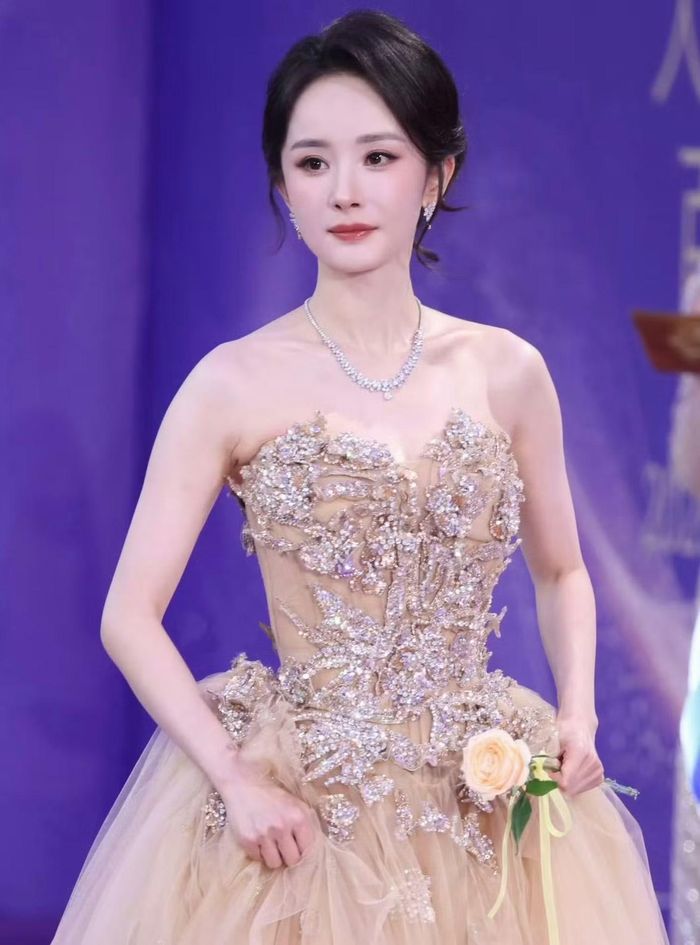 Tương tự, ở hạng mục Nam phụ xuất sắc, Hoàng Cảnh Du và Văn Tuấn Huy cũng chỉ nhận được một phiếu bầu, cách biệt quá xa so với người chiến thắng là Vương Kiêu (Tiệm chụp ảnh Nam Kinh). Dương Mịch nhận được đề cử với hai phim Vải tiến Trường An và Kinh trập vô thanh nhưng cuối cùng vẫn tay trắng với 24 phiếu. Lưu Thi Thì thậm chí chỉ nhận được một phiếu bầu.