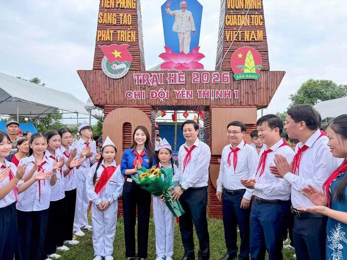 Để có những ngày hội sôi nổi, các địa phương chuẩn bị kỹ từ nội dung đến cơ sở vật chất. Nhiều phụ huynh, đoàn viên cũng trực tiếp hỗ trợ dựng trại, chuẩn bị chương trình và hướng dẫn các em tham gia. Trong ảnh là Hội trại hè tại xã Yên Ninh. Chương trình không chỉ dành riêng cho thiếu nhi mà còn trở thành dịp để các gia đình, đoàn thể và người dân cùng gặp gỡ, giao lưu, tạo không khí gắn kết tại khu dân cư.