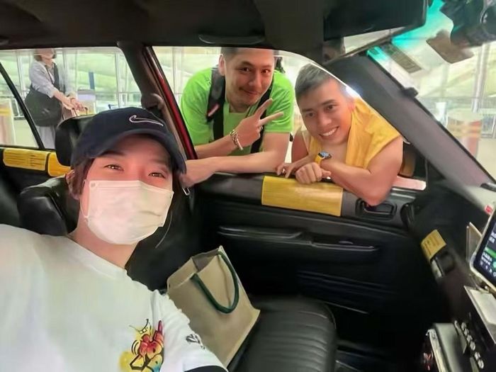 Một số khán giả nhận ra Tường Linh và chụp ảnh cùng.