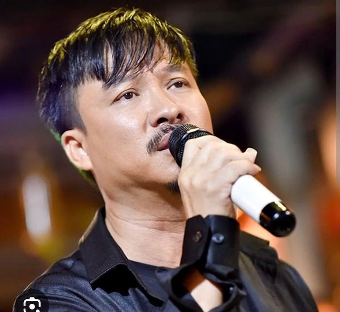 Ca sĩ Quang Lập từng nói anh hát vì đam mê không ý định trở thành ca sĩ hay thu lợi từ âm nhạc nhưng lại phải trả giá vì thu lợi bất chính từ âm nhạc