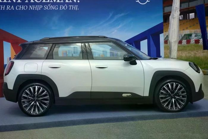 Xe có chiều dài khoảng 4.007 mm, nhỏ hơn so với mẫu xe Countryman cùng nhà.