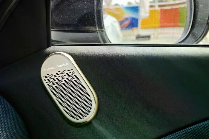 Xung quanh cabin là hệ thống âm thanh loa Harman Kardon viền vàng gold, vừa hỗ trợ chức năng giải trí và là điểm trang trí ở phần tabi cửa.