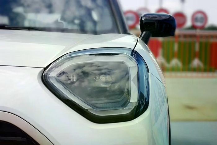 Tại Việt Nam, Mini Aceman được bán với giá khoảng 2,419 tỷ đồng. Mẫu xe này thường được đặt cùng bàn cân với một số cái tên như Mercedes-Benz EQB (từ 2,309 tỷ) hay Volvo EC40 (khoảng 1,739 tỷ đồng).