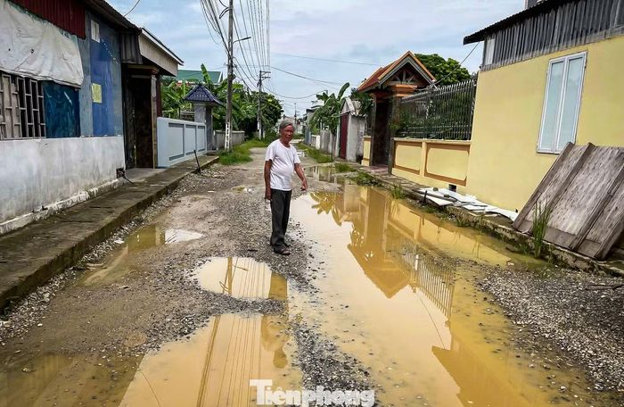 Ông M.V.P (trú thôn Liên Hào) cho biết: “Tuyến đường này thi công hơn 1 năm nhưng vẫn chưa hoàn thành, mặt đường mới được rải đá, nhiều đoạn gồ ghề, xuất hiện ổ gà, ổ voi. Những hôm nắng thì bụi, mưa xuống lại đọng nước, lầy lội, ảnh hưởng rất lớn đến cuộc sống của người dân. Chúng tôi mong muốn đơn vị thi công đẩy nhanh tiến độ, sớm hoàn thiện tuyến đường và hệ thống thoát nước để việc đi lại, sinh hoạt của người dân được thuận lợi, an toàn hơn”.