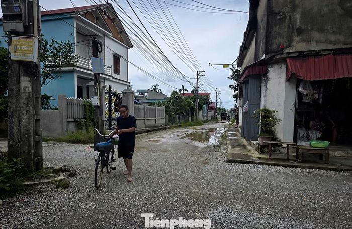 Theo phản ánh của người dân, sau hơn 1 năm triển khai, tuyến đường này vẫn ngổn ngang, ảnh hưởng không nhỏ đến việc đi lại, nhất là vào ngày mưa.