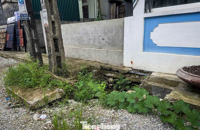 Tại một số đoạn, rãnh thoát nước 2 bên đường thi công dang dở, hố ga không đậy nắp, không biển cảnh báo.