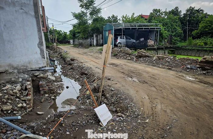 Có vị trí hố sâu, được quây tạm bằng cọc và dây cảnh báo sơ sài, tiềm ẩn nguy cơ mất an toàn cho người và phương tiện qua lại.