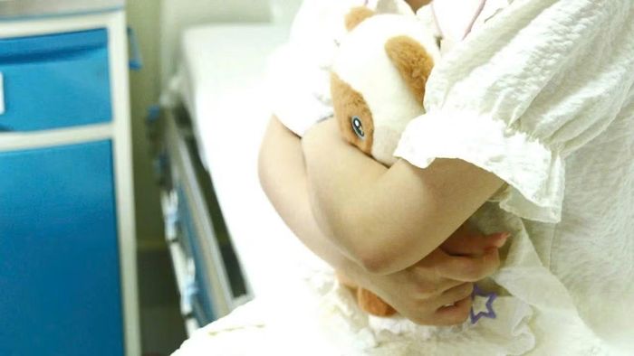 Điều trị tại bệnh viện, N. luôn ôm chặt con gấu bông.