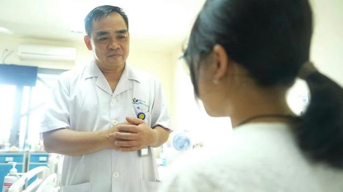 PGS.TS Ngô Anh Vinh đang dặn dò bệnh nhân N., tại Khoa Vị thành niên, Trung tâm Y học phát triển và Sức khỏe tâm thần (Bệnh viện Nhi T.Ư).
