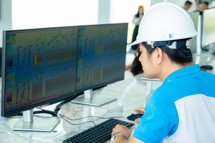 Nhân viên vận hành theo dõi hệ thống giám sát và điều khiển tại Nhà máy sản xuất thức ăn thủy sản Cà Mau - C.P. Việt Nam. Ảnh: C.P. Việt Nam