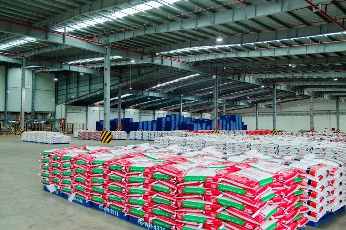 Khu vực thành phẩm tại Nhà máy sản xuất thức ăn thủy sản Cà Mau - C.P. Việt Nam, cơ sở có công suất thiết kế 124.800 tấn/năm. Ảnh: C.P. Việt Nam