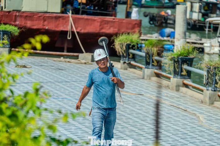 Nắng nóng có thể gây tình trạng mất nước đối với cơ thể người khi tiếp xúc lâu với nền nhiệt độ cao. Khi người lao động ở ngoài trời lâu, cơ thể ra nhiều mồ hôi để làm mát, dẫn đến tình trạng mất nước và điện giải. Nếu không bù nước kịp thời, dễ gặp các vấn đề nguy hiểm như kiệt sức, say nắng hoặc sốc nhiệt.