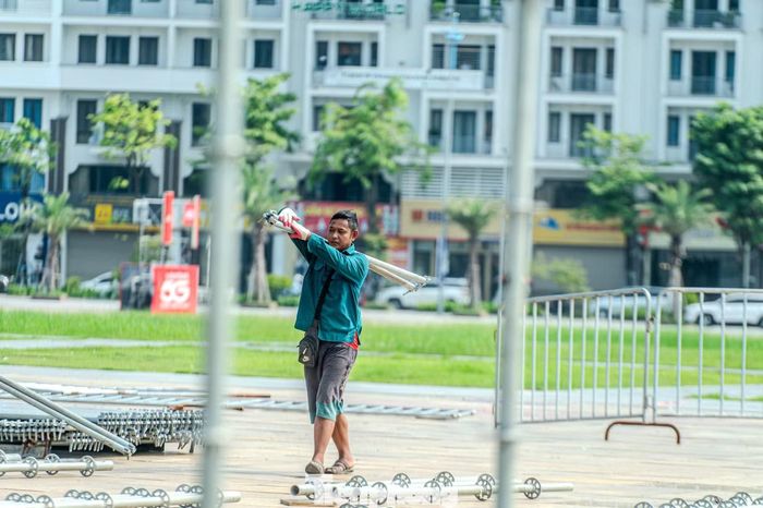 Trong khi số khác vẫn phơi mình ra trước cái nắng nóng đầu ngày. "Nóng thì nóng thật, nhưng bốc vác gánh nặng mà trùm kín quá thì vướng víu không làm nổi. Tôi đành ráng sức làm sớm rồi chốc nữa chui tạm vào bóng râm nghỉ ngơi", người đàn ông trong ảnh chia sẻ.