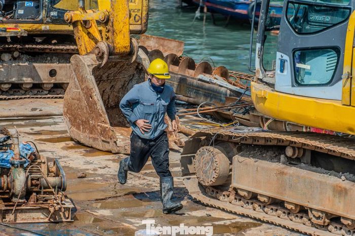  Đến gần trưa, khi nhiệt độ cảm nhận được chạm ngưỡng 42 - 43oC, những gốc cây xanh hay gầm cầu trở thành "trạm trú ẩn" hiếm hoi giúp công nhân hồi sức. 