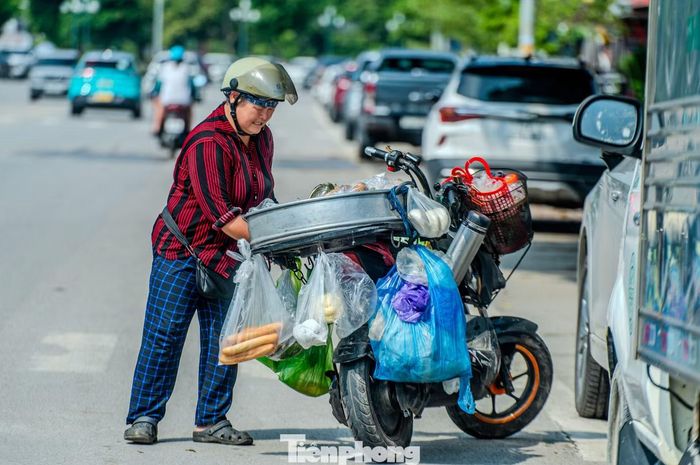 Bà Nguyễn Thị Phương, trú phường Hà Lầm cho biết, bà tranh thủ đi dọc các khu công sở, bệnh viện và trường học để bán các loại bánh. "Mới đầu sáng mà thời tiết đã oi bức rồi. Tôi tranh thủ bán sớm rồi về nghỉ sớm, do nắng phơi vào khiến đồ nhanh bị hỏng và thời tiết nóng như thế này cũng ít người ra đường mua", bà Phương chia sẻ.