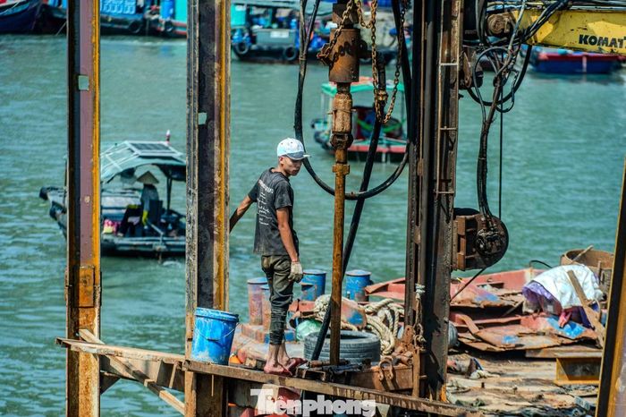 Không có bóng cây hay mái che, các công nhân trên giàn khoan thăm dò khu vực cầu Bài Thơ hoàn toàn "phơi mình" giữa bốn bề sông nước và ánh nắng gay gắt chiếu thẳng từ trên cao.
