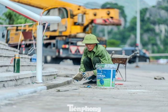  Ghi nhận của PV Báo Tiền Phong, công nhân tranh thủ buổi sáng sớm để bắt tay vào công việc. Vào lúc 8h sáng, nhiệt độ đo được ngoài trời khu vực Quảng trường 30 tháng 10 (phường Hạ Long) vào khoảng 35 - 36oC, nhưng cảm giác thực tế như chạm mốc 38oC do sức nóng phản xạ từ các công trình bê tông. 