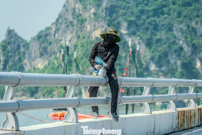 Để chống chọi với cái nắng cháy da và tia UV độc hại, người lao động phải tự trang bị từ khẩu trang, khăn trùm đến lớp áo bảo hộ dày cộp, bịt kín từ đầu đến chân.