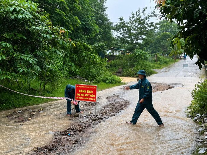 Các địa phương đã bố trí lực lượng canh gác, dựng rào chắn, barie và biển cảnh báo.