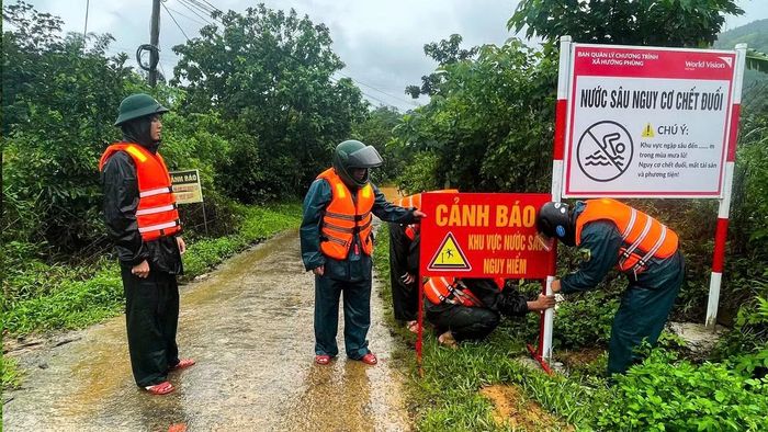 Bộ đội Biên phòng đặt biển cảnh báo.