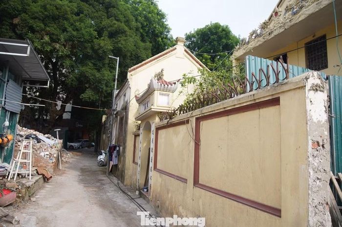 Tuy nhiên, trải qua thời gian dài và áp lực của quá trình đô thị hóa, không gian cảnh quan xung quanh di tích đã bị thu hẹp, ảnh hưởng đến sự tôn nghiêm và điều kiện bảo tồn.