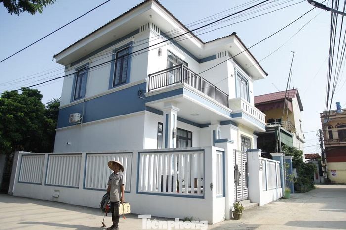 Nhiều ngôi nhà tầng ở thôn Tân Lãng cũng chuẩn bị tháo dỡ.