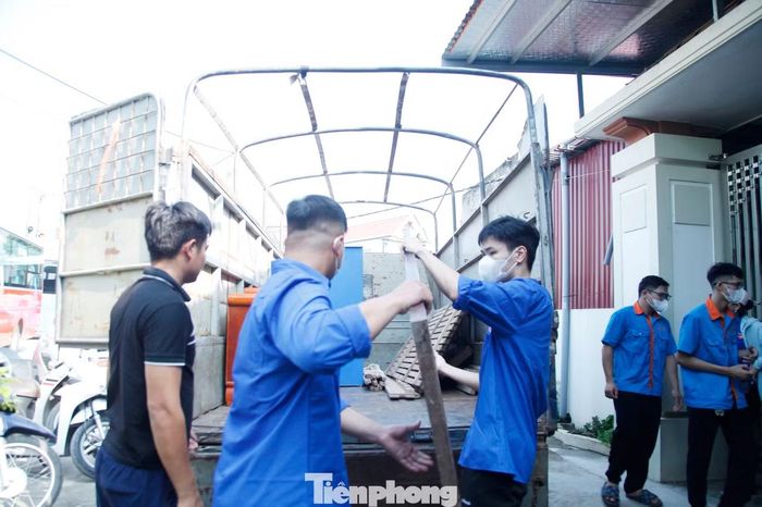  Lực lượng Công an và đoàn viên hỗ trợ người dân di chuyển vật dụng trong gia đình. 