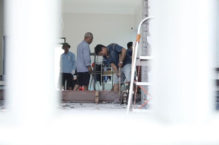 Việc tháo dỡ được người dân tiến hành khẩn trương để phục vụ dự án.