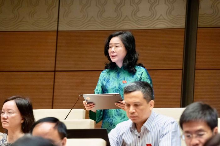  ĐBQH Lê Thị Hoài Chung. 